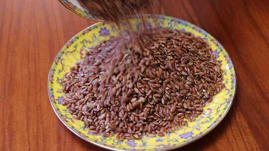 红米倒在盘子里 五谷杂粮 食材展示