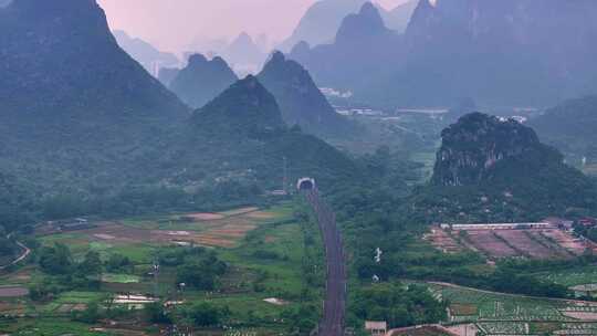 广西桂林高铁线路穿过村庄田园风光