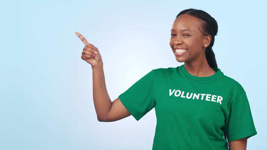 黑人女性志愿者，指向模型空间，在蓝色背景