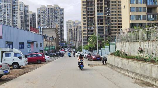 城市道路建筑春天花草树木商铺店面马路汽车