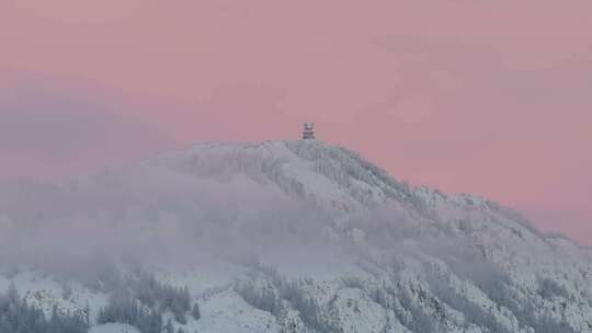 航拍冬季清晨的新疆喀纳斯观鱼台雪景