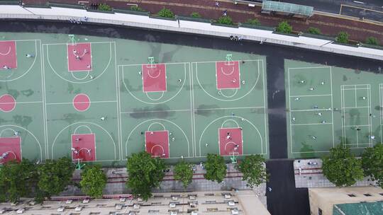 校园篮球场学生打篮球比赛运动航拍视频素材模板下载