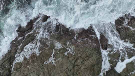 泰国普吉岛海水冲击礁石溅起浪花特写镜头