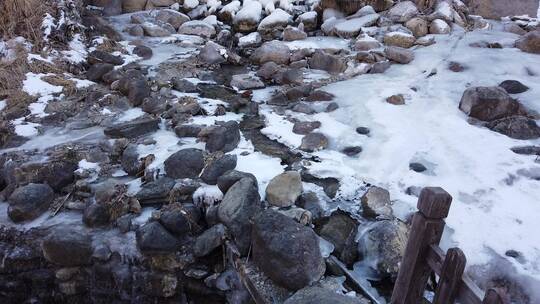 冰雪融化的小溪