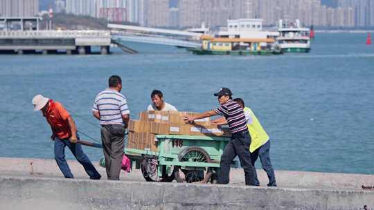 厦门鼓浪屿码头工人搬运货物推车