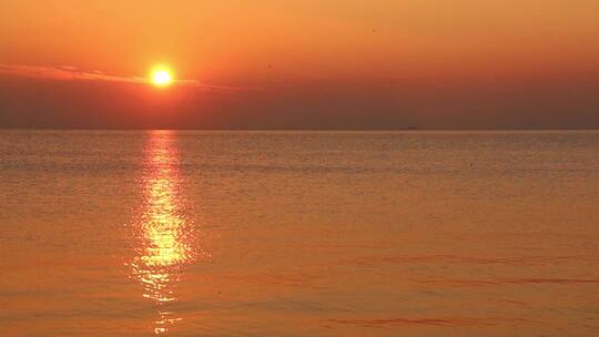 美丽的金色夕阳海滩