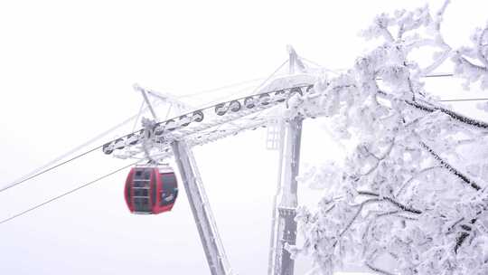 河南老君山雪后旅游索道缆车旅行