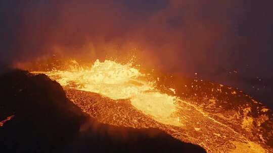 fpv穿越机航拍活火山喷发