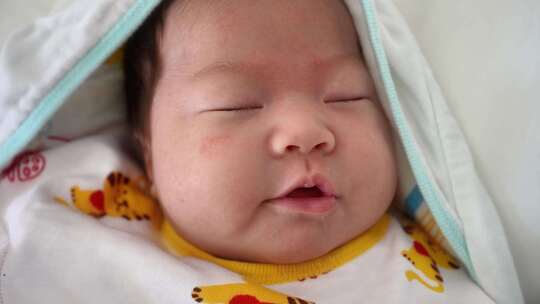 熟睡中的婴儿特写