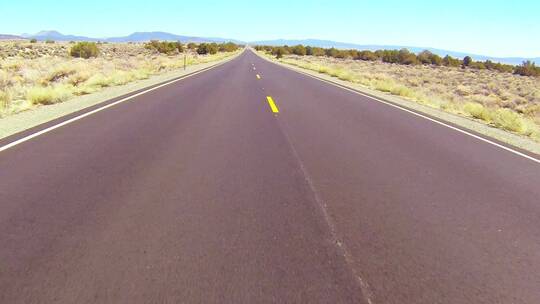 在沙漠公路上高速行驶