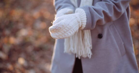冬天戴羊毛手套的女人