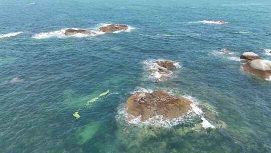 青岛海边海浪慢镜头海浪升格海浪拍打礁石