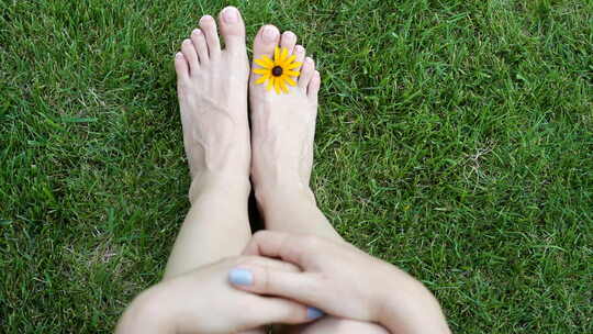 少女坐在草地上光着脚丫脚特写