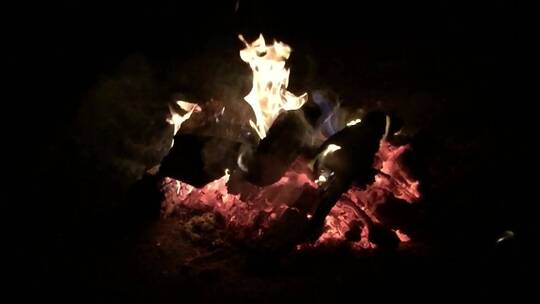 燃烧的篝火慢镜头视频素材模板下载