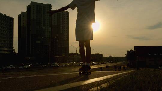 男人在夕阳下玩滑板视频素材模板下载