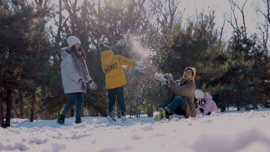 快乐家庭在雪地里玩耍