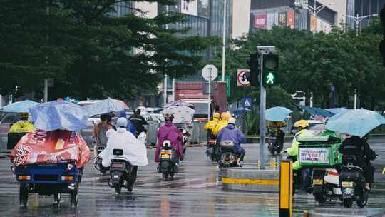 升格雨天的外卖小哥