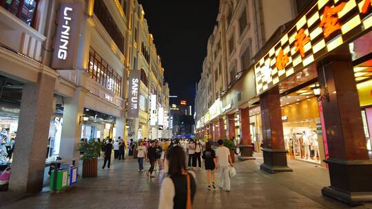 广西南宁兴宁路骑楼老街步行街夜景夜市街景