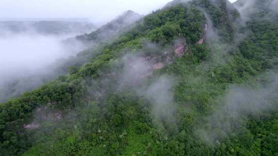 大山深处烟雨朦胧