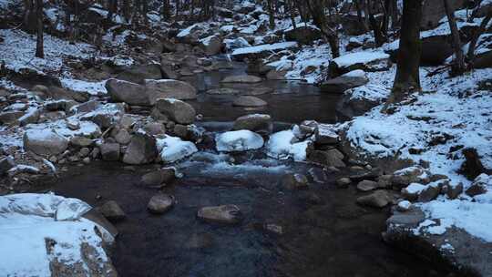 泉水  大山里  冬天