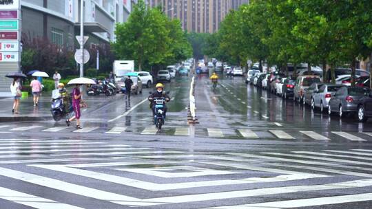 4K雨中外卖小哥  暴雨中的外卖小哥