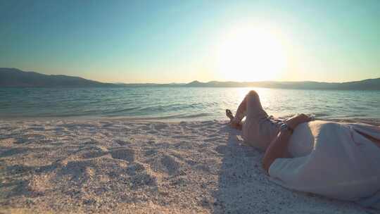 躺在沙滩上晒日光浴