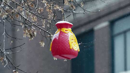 大雪纷飞中的新年福字灯笼