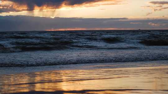 日落时沙滩上的波浪视频素材模板下载