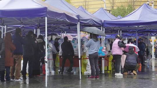 杭州加油滨江区全民冒雨新冠防疫核酸检测