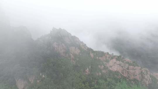 雨后泰山扇子崖，云雾缭绕