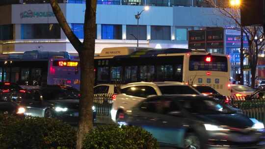 都市城市夜晚夜景人群行人人流汽车车辆车流