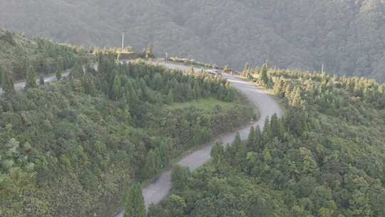 航拍大田顶大山森林云雾缭绕高山公路