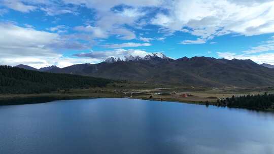 四川甘孜巴塘措普沟风景区措普湖雪山风光