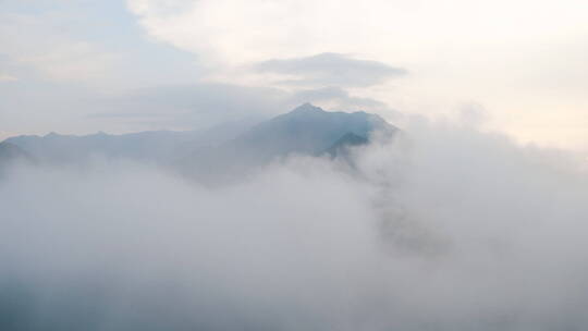 4K航拍 震撼穿越高山云雾 水墨效果