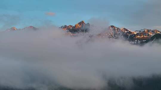 航拍新疆雪山