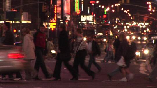 夜晚街道的行人视频素材模板下载