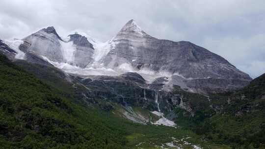 稻城亚丁雪山风光航拍