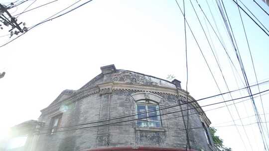 街角老建筑仰视视角北京较场口胡同四合院