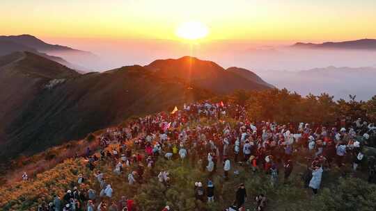 山顶人群观赏日出场景 太子尖日出