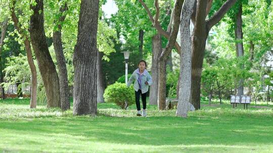 春天在草坪上奔跑的中国女孩