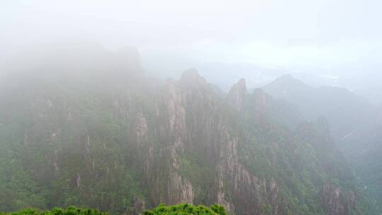 云雾中的黄山风景区航拍奇山怪石