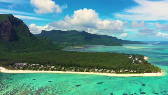 西南方Le Morne Brabant热带海滩的毛里求斯海滩岛鸟瞰图。鸟瞰图