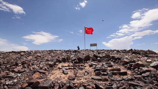 大红山 守望石 国旗飘扬 边防战士敬礼 远