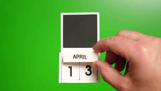 04.绿色背景上日期为4月13日的日历。视频素材模板下载