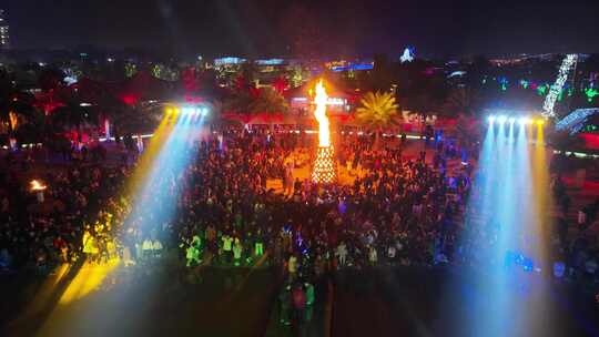 春节过年庙会人群围绕篝火载歌载舞庆祝新年