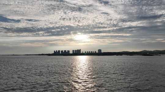 阳光水面飞行夕阳下海边建筑风光贴水面飞行