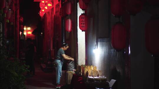 宏村夜晚收摊的人