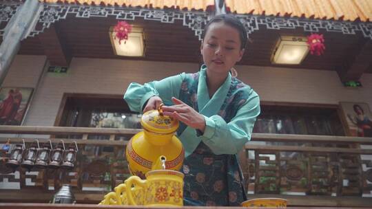 藏文化倒茶