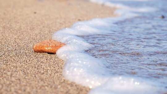 海水拍打沙滩上的小石块 空镜