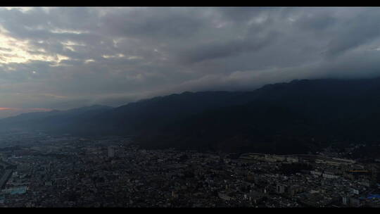 大山中的小城日出前